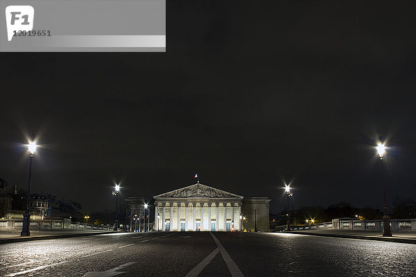 Frankreich  Paris  Concorde-Brücke und Palais Bourbon (Nationalversammlung).