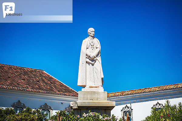 Statue des Großen Bispo Dom Francisco Gomes De Avelar in der Stadt Faro  Region Algarve  Portugal