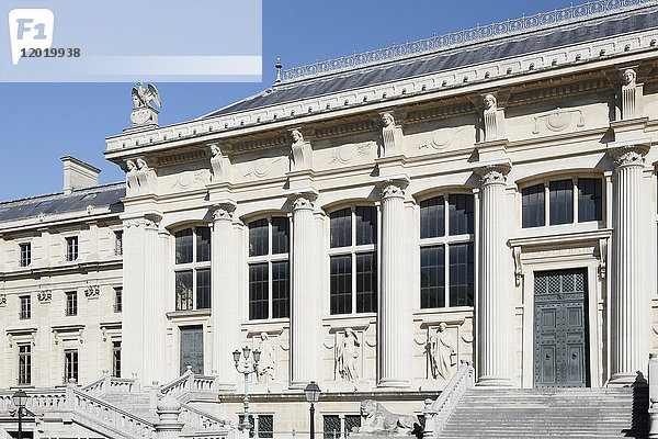Paris  1. Arrondissement. Fassade des Palais de Justice in Paris.