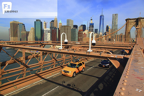 Usa  New-York City. Taxi. Brooklyn Bridge.