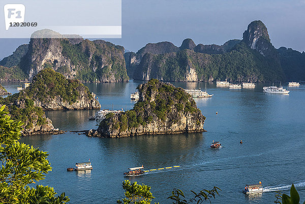 Vietnam  Ha Long Bay  Kreuzfahrtschiff inmitten von Inseln (UNESCO-Welterbe)