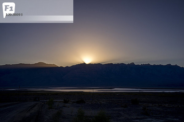 USA  Kalifornien  Landschaft zwischen Death Valley und Lone Pine  Dämmerung  Sierra Nevada