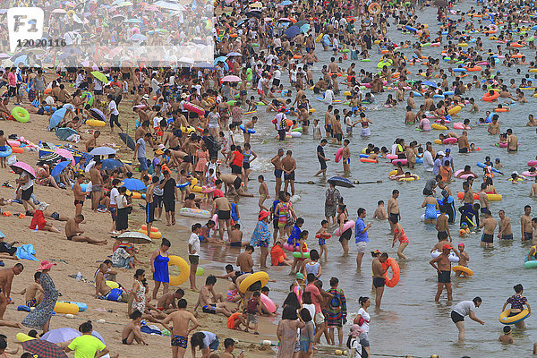 Asien  China  Provinz Shandong  Qingdao. Huiquan-Bucht  Strand Nummer 1