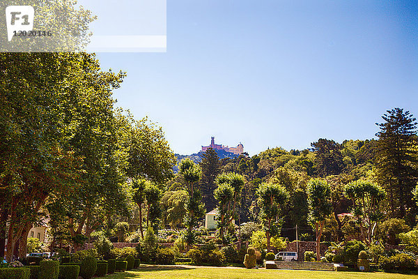 Pena National Palace vom Garten des Tivoli Seteais Palace aus  Sintra  Lissabon und Umgebung  Portugal