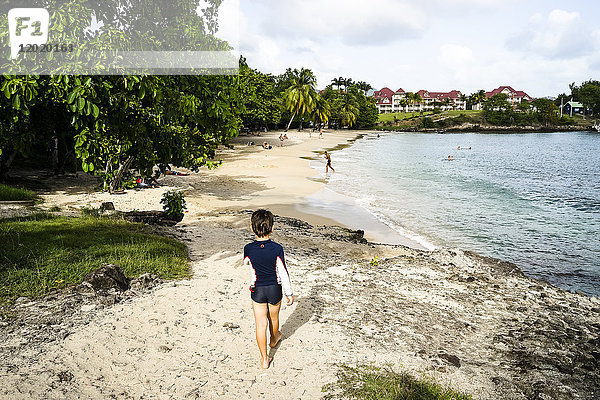 Ein Kind spaziert am Strand von Mabouya  Sainte-Luce  Martinique  Frankreich