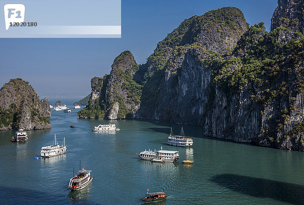 Vietnam  Ha Long Bay  Kreuzfahrtschiff inmitten von Inseln (UNESCO-Welterbe)