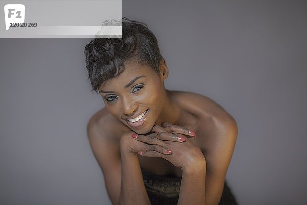 Studio-Porträt einer jungen schwarzen Frau