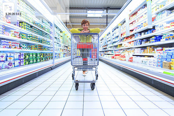 Frankreich  traurige Frau in einem Supermarkt.
