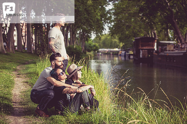 Jugendgruppe Hipster am Ufer der Garonne  Kähne im Hintergrund