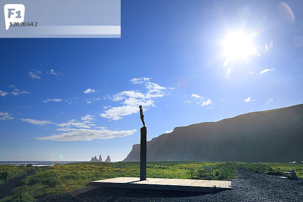 Island  Vik  Statue der isländischen Bildhauerin Steinunn Thorarinsdottir mit dem Titel Voyage
