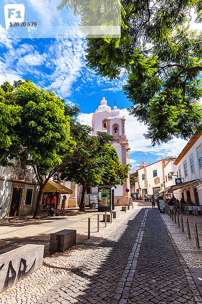 Blick auf die gepflasterte Straße und die Kirche in der Stadt Burgau  Algarve-Region  Portugal