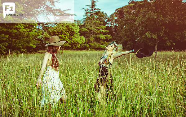 Porträt von zwei tanzenden Mädchen auf einem Feld