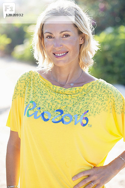 Porträt der jungen lächelnden Frau mit gelbem Hemd Rio 2016