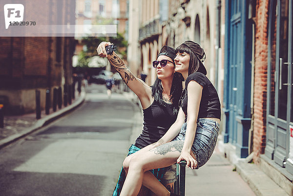 Selfie von zwei jungen Frauen in einer Stadtlandschaft