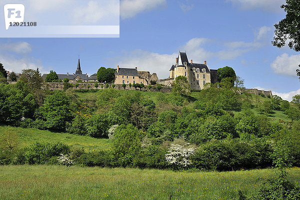 Frankreich  Region Pays de la Loire  Departement Mayenne  mittelalterliches Dorf Sainte-Suzanne  Burg und Stadtmauern.