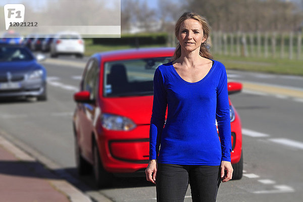 Frankreich  Frau vor ihrem Auto.