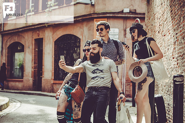 Selfie einer Gruppe junger Menschen in einer Stadtlandschaft
