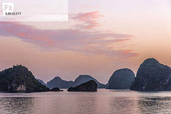 Vietnam  Ha Long Bay bei Sonnenuntergang  (UNESCO-Welterbe)