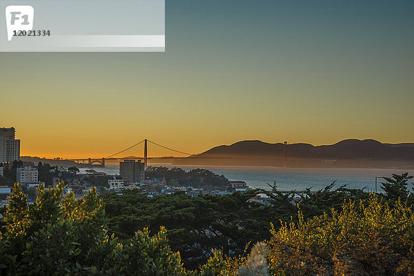 USA  Kalifornien  San Francisco   Golden Gate vom Coit Tower aus  am Abend