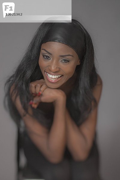 Porträt einer lächelnden jungen attraktiven afrikanischen Frau