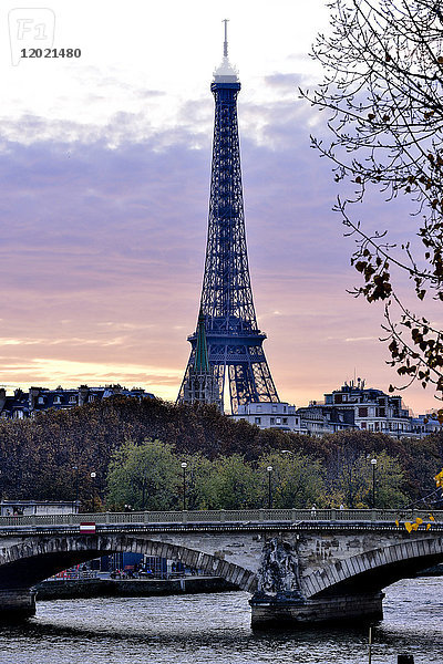 Frankreich  Paris  Eiffelturm bei Sonnenuntergang  Blick von der Pont Alexandre III