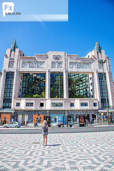 Junge Frau von hinten  Blick auf das Gebäude ''Eden Teatro''  anstelle von Restaurants  Lissabon  Portugal