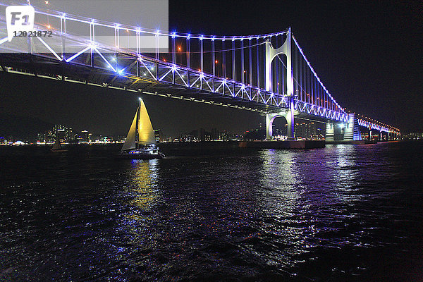 Südkorea  Busan. Gwangan-Brücke bei Nacht