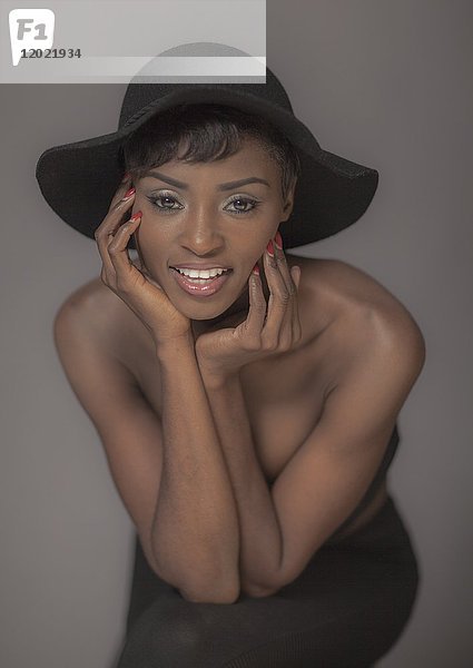 Nahaufnahme einer jungen attraktiven afrikanischen Frau mit Hut