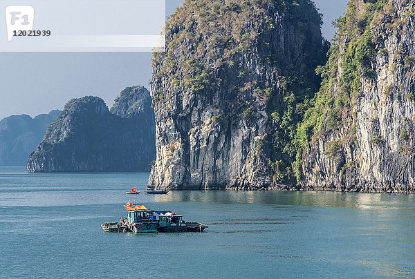 Vietnam  Ha Long Bay  kleines Fischerboot (UNESCO-Welterbe)