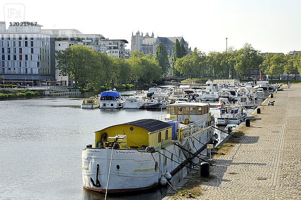 Frankreich  Region Pays de La Loire  Departement Loire-Atlantique  Stadt Nantes  Boote auf dem Kanal von Saint-Felix  im Hintergrund die Kathedrale St. Peter und St. Paul.