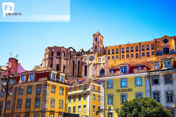 Blick auf das Karmeliterkloster von der Unterstadt aus  Lissabon  Region Lissabon  Portugal