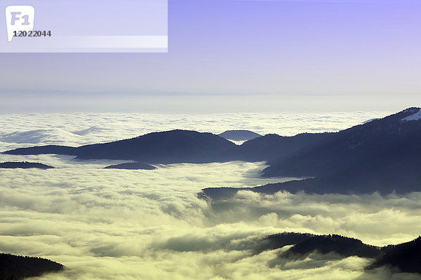 Vogesen. Die Berge vom Grand Ballon d'Alsace aus gesehen im Winter. Ein Meer aus Wolken.