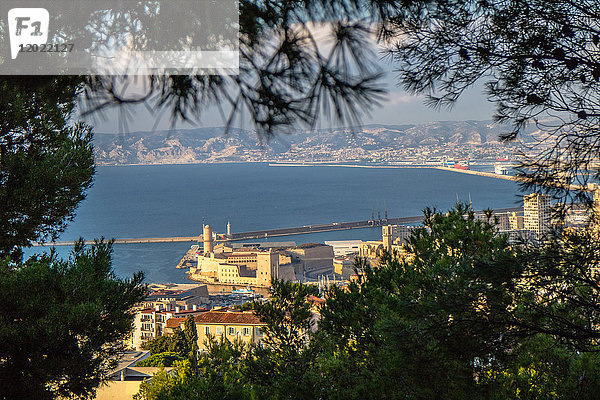 Frankreich  Marseille  Blick auf die Stadt von Notre Dame de la Garde