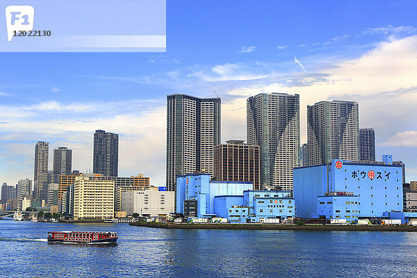 Japan  Tokio  Fluss Sumida-gawa. Toyosu Fishermen's Wharf. Die Türme von Tokio