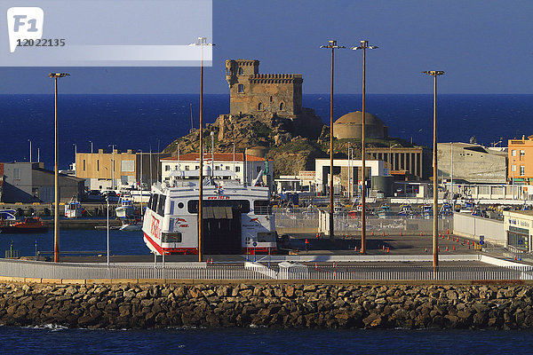 Spanien  Andalusien  Tarifa. Castillo de Santa Catalina und Hafen