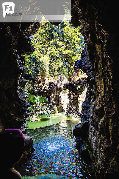 Ausgang einer Höhle im Garten von Pena  Sintra  Region Lissabon  Portugal