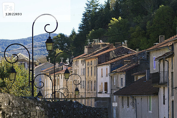 Frankreich  Saint-Pons de Thomieres  Häuserfront.