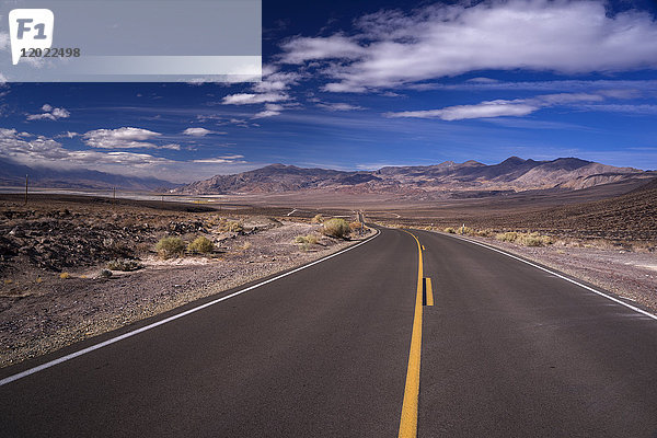 USA  Kalifornien  Straße zwischen Death Valley und Lone Pine