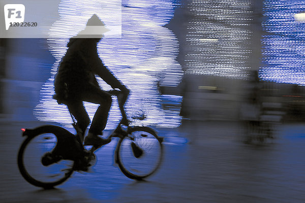 Frankreich  Paris  Place d'Italie  Rathaus  Weihnachtsschmuck  Radfahrer-Silhouette.