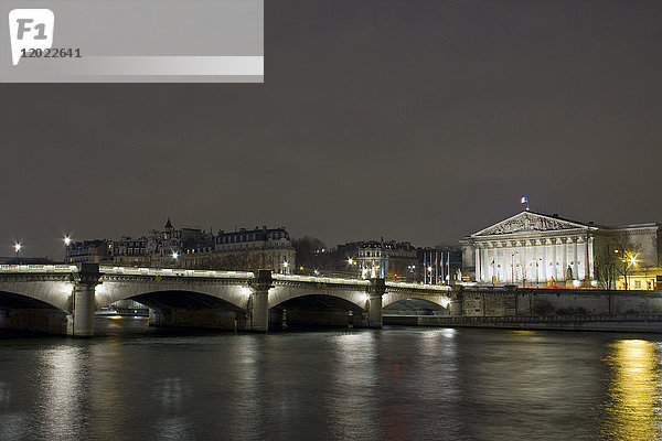 Frankreich  Paris  Concorde-Brücke und Palais Bourbon (Nationalversammlung)  bei Nacht.