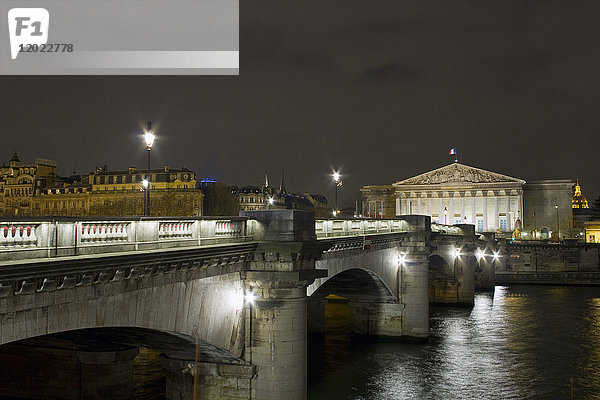 Frankreich  Paris  Concorde-Brücke und Palais Bourbon (Nationalversammlung)  bei Nacht.