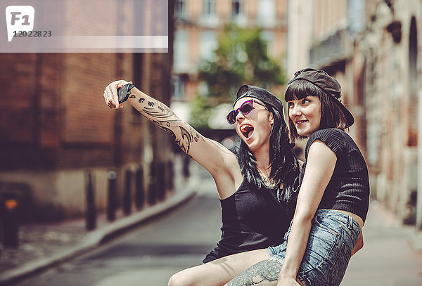 Selfie von zwei jungen Frauen in einer Stadtlandschaft
