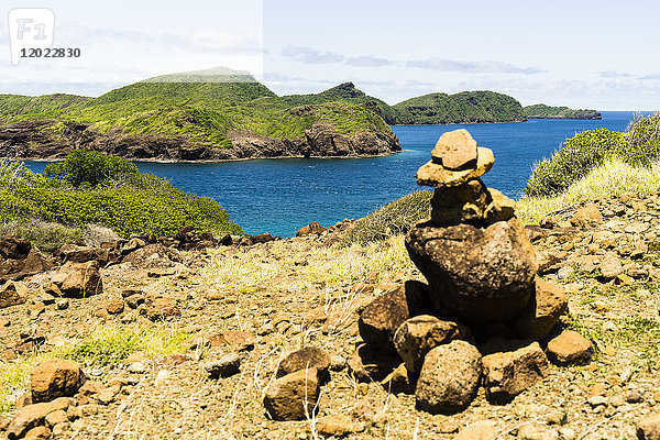 Steinhaufen und Blick aufs Meer  Petit Nevis  Saint-Vincent und die Grenadinen  Westindien