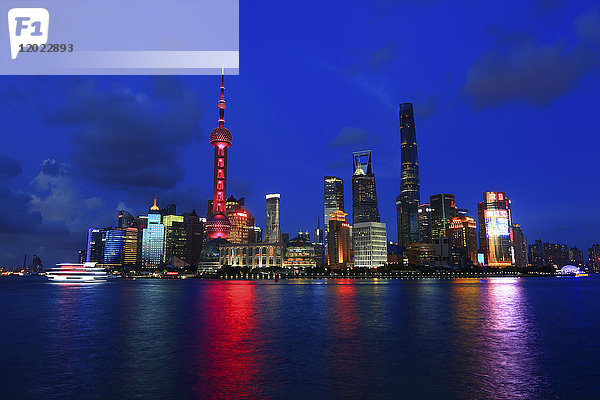 Asien  China  Shanghai: Skyline und Huangpu