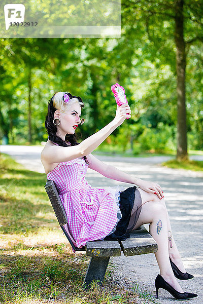 Portrait d'une jeune Pin Up de profil  selfie non Prenant