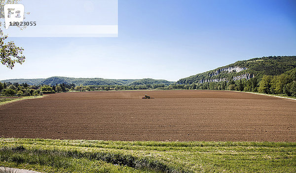 Landwirt pflügt seine Felder  Saint Cirq  Lot  Languedoc-Roussillon  Midi-Pyrenäen  Frankreich