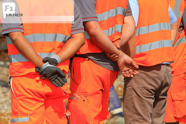 Frankreich  Männer bei der Arbeit mit Sicherheitsanzügen.