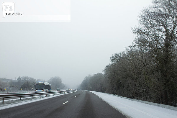 Frankreich  Straße auf dem Land mit Frost bedeckt.