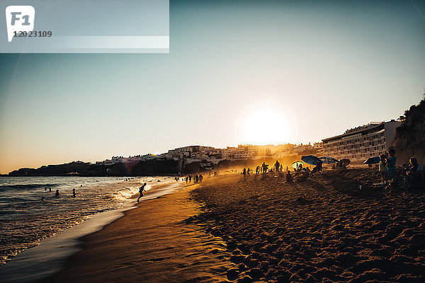 Sonnenuntergang am Strand von Albufeira  Bezirk Algarve  Portugal