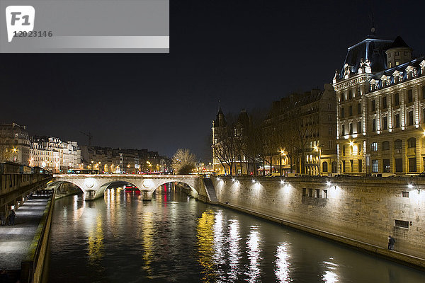 Frankreich  Paris  die Seine  die Saint-Michel-Brücke  bei Nacht.